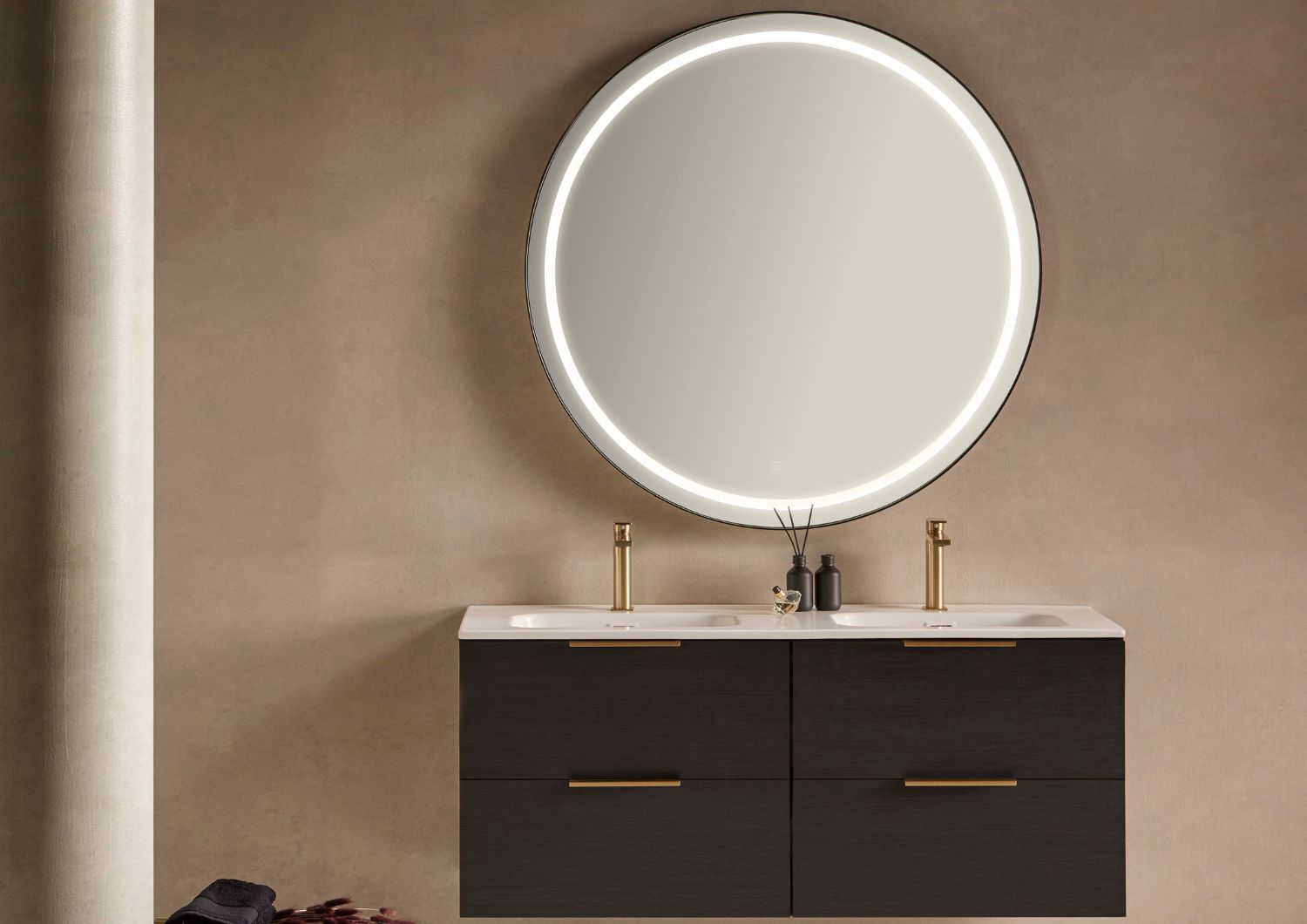Mueble de baño de la colección NOAH en madera oscura con lavabo blanco y espejo redondo.