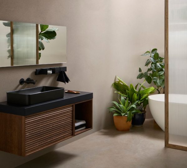 Mueble de baño de la colección RIO en madera oscura con lavabo negro mate y espejo rectangular.